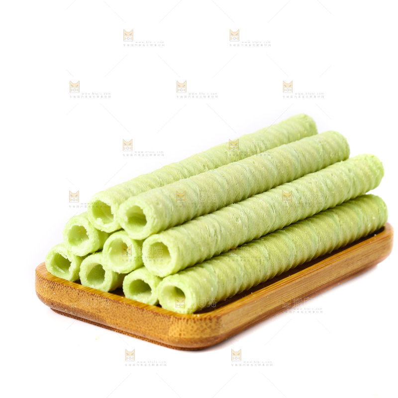 盘子里放着抹茶卷