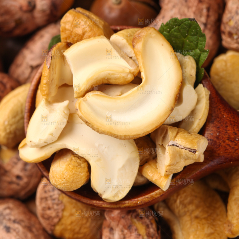 勺子里剥皮的盐焗腰果