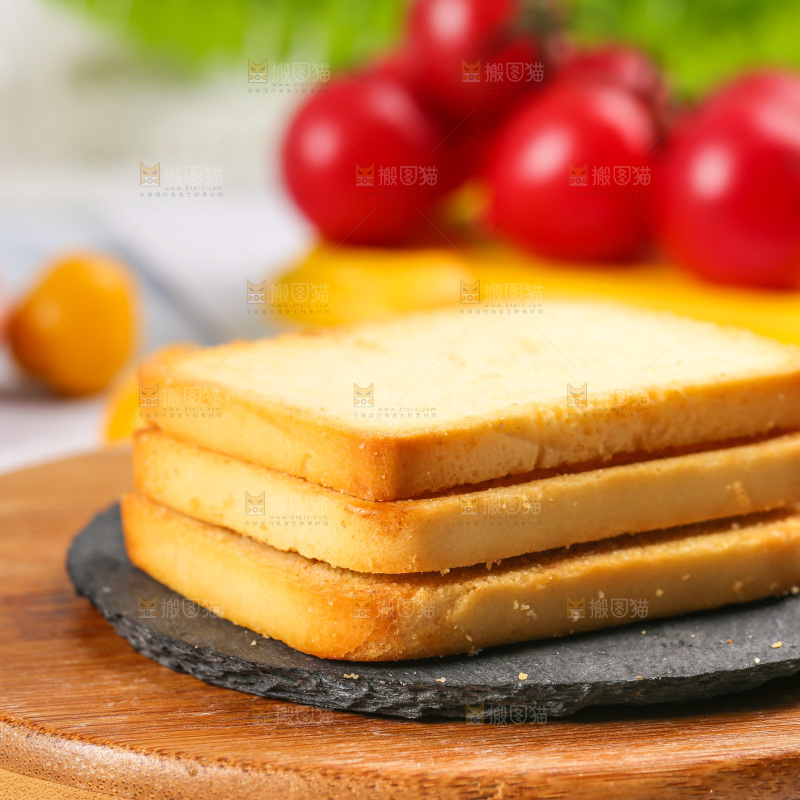 木底上摆放着烤馍