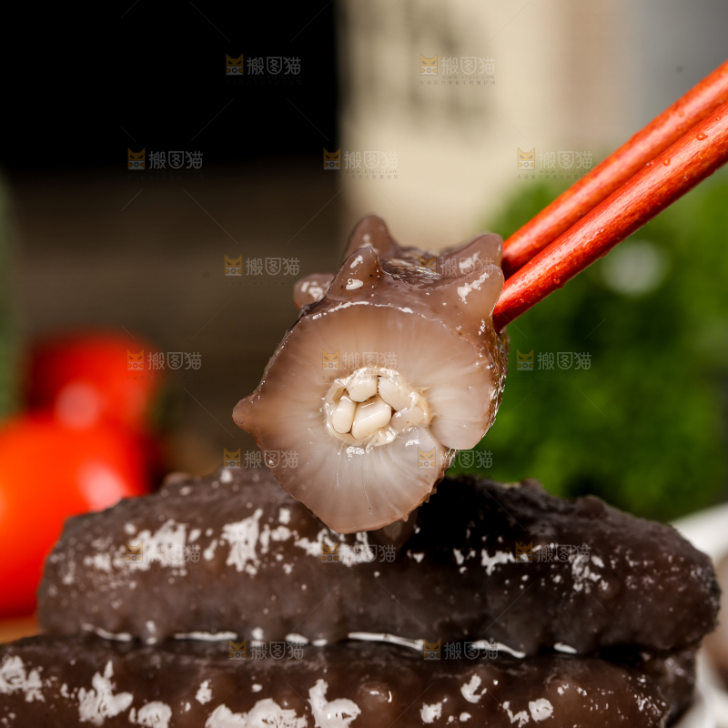 筷子夹着海参
