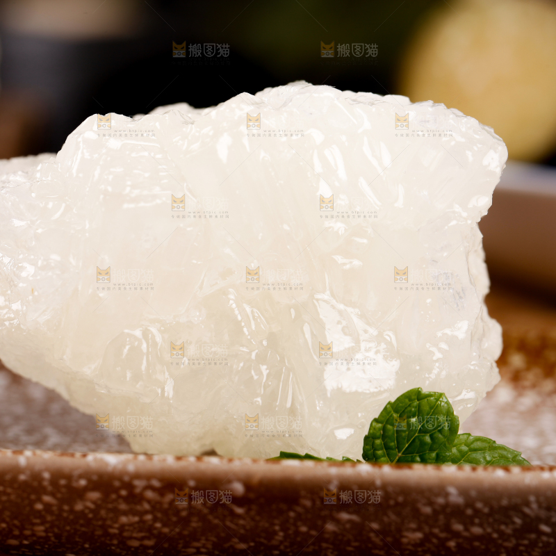 盘子里放着多晶冰糖