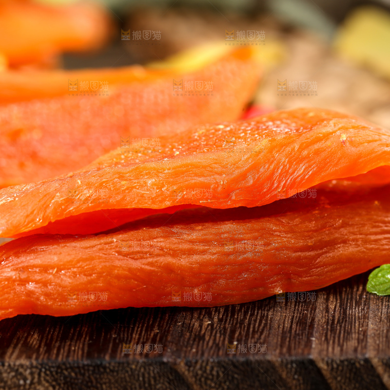 木底上放着一盘地瓜干