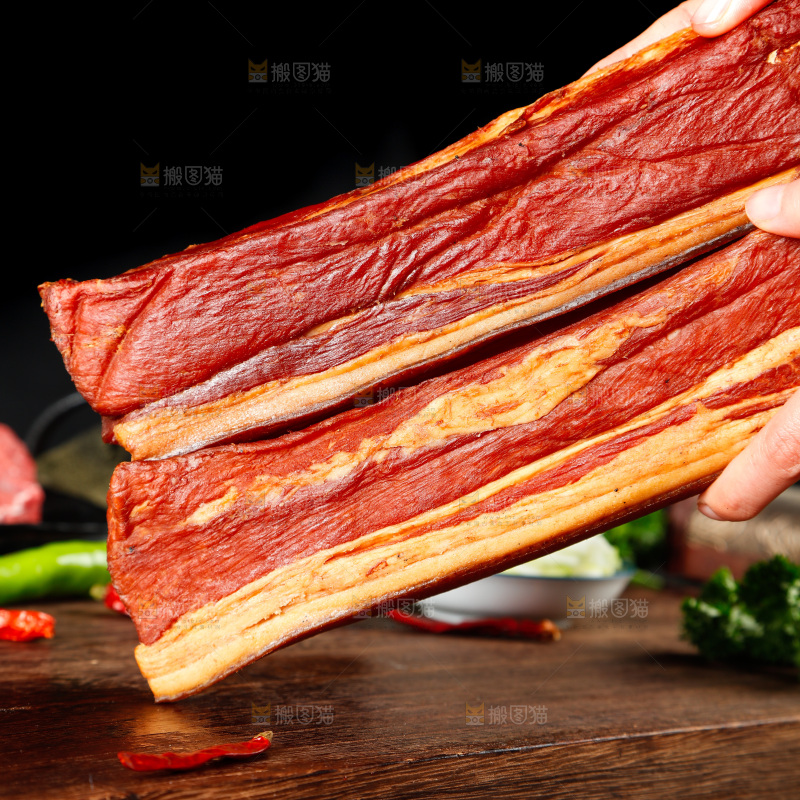 手拿腊肉