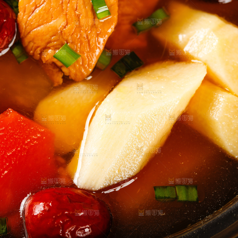 汤碗里放着山药肉汤