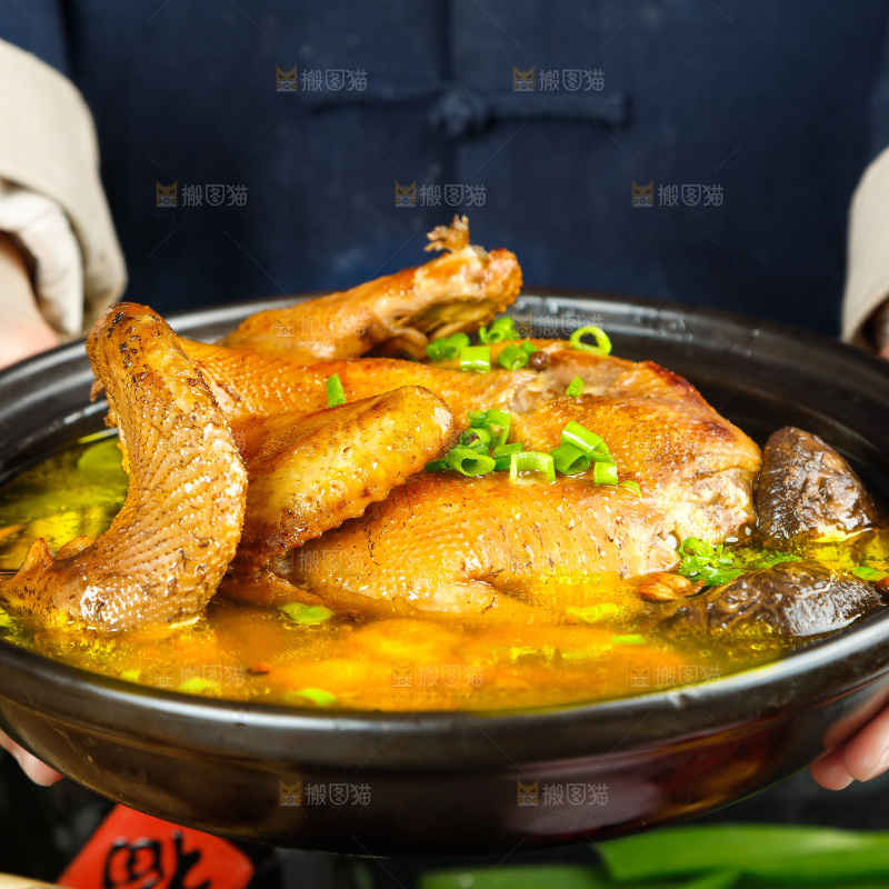 手端一碗香菇鸡汤