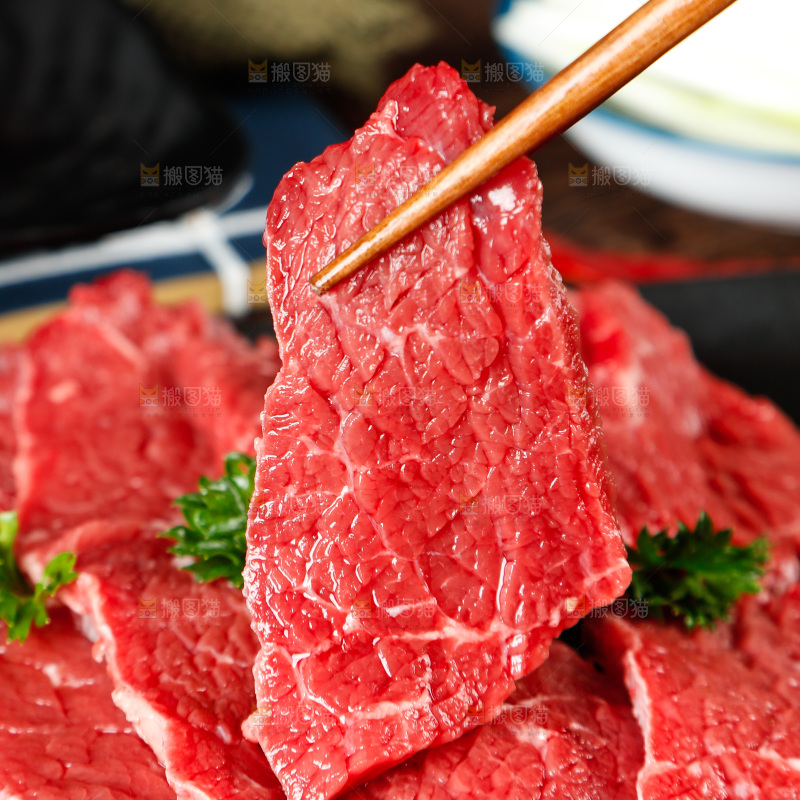筷子夹着牛肉片