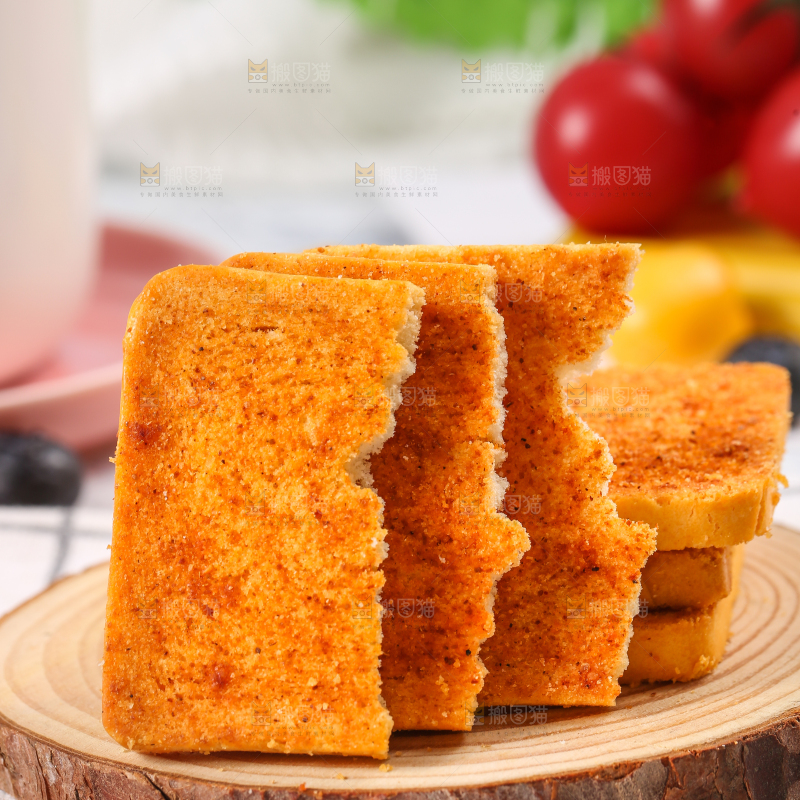 木底上摆放着香辣烤馍