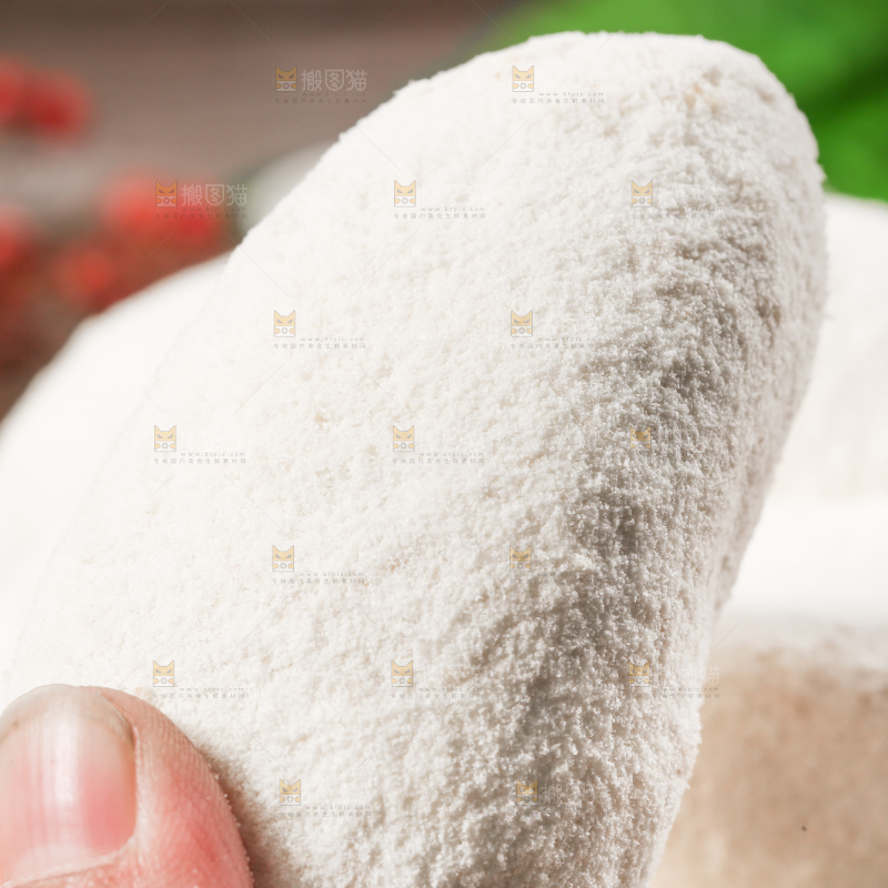 手里拿着雪枣