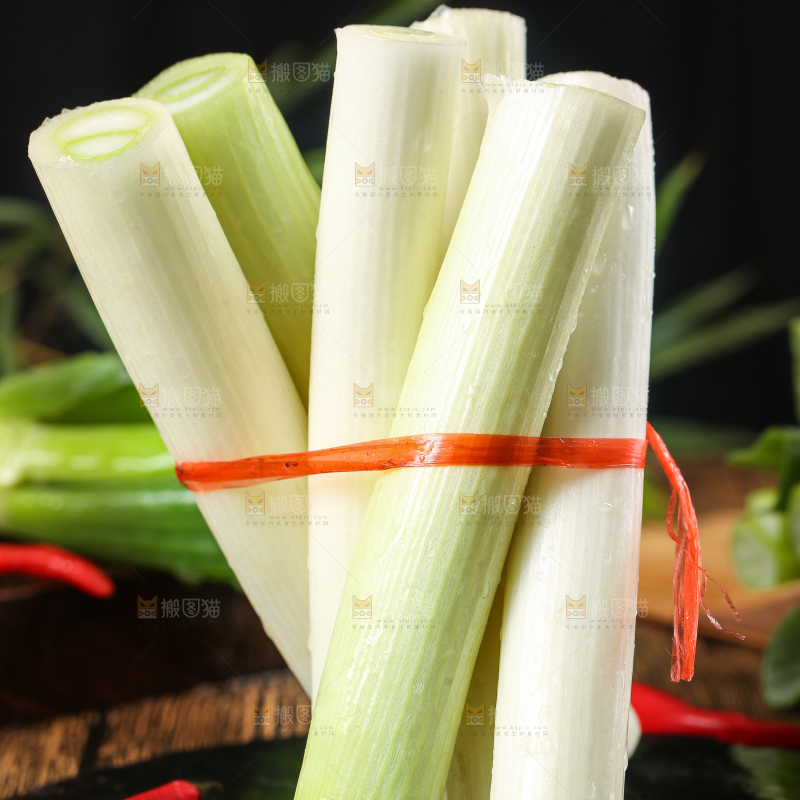 黑石板上放着一捆山东大葱