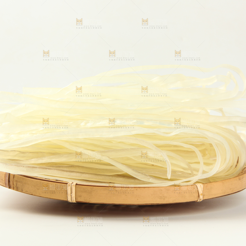 白底上放着一筐河粉