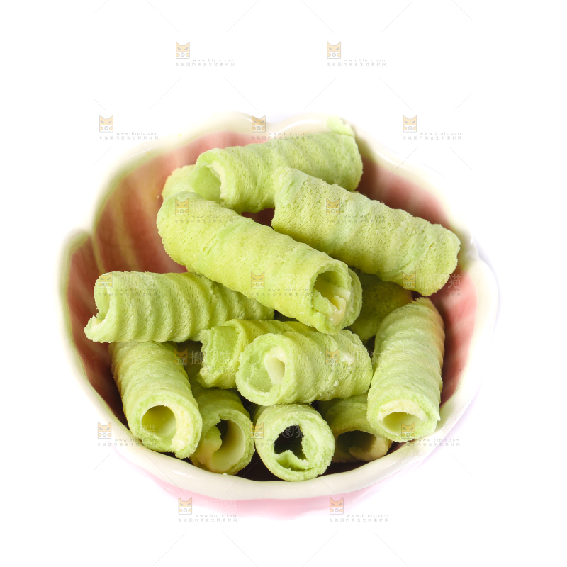 碟子里装着抹茶蛋卷