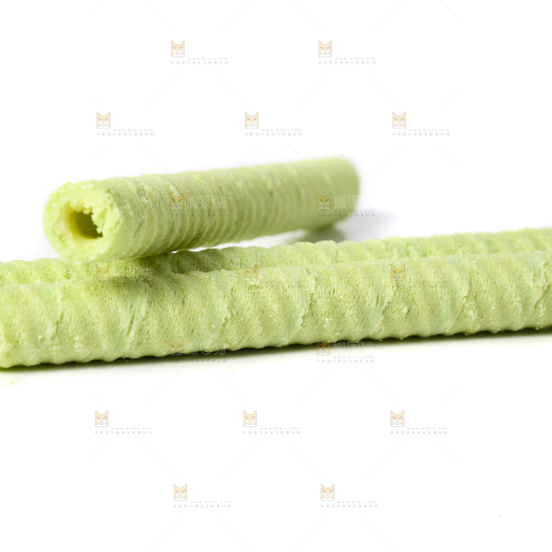 白底上摆放着抹茶卷