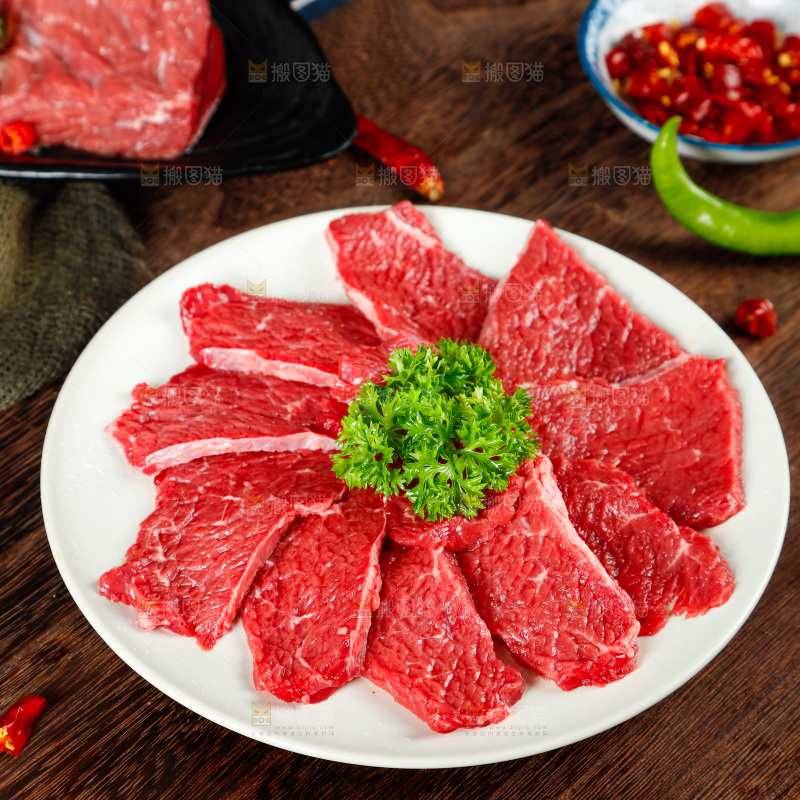 木底上放着一盘鲜牛肉