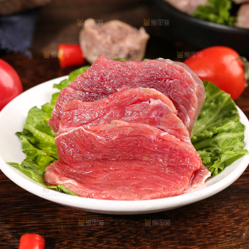 木底上放着一碟鲜牛肉