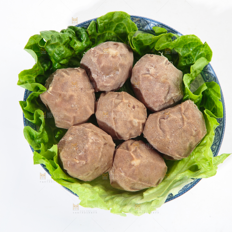 白底上放着一盘手工牛肉丸