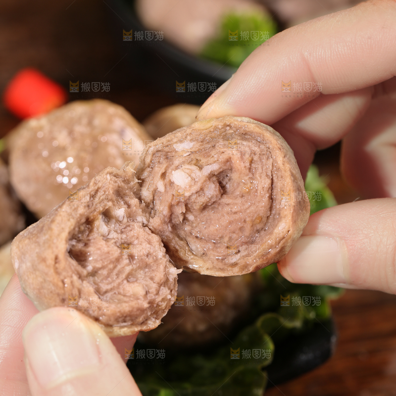 手拿掰开的牛筋丸