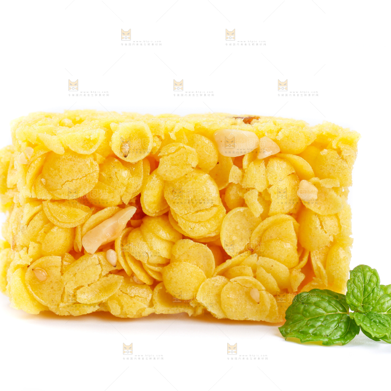 白底上放着玉米酥