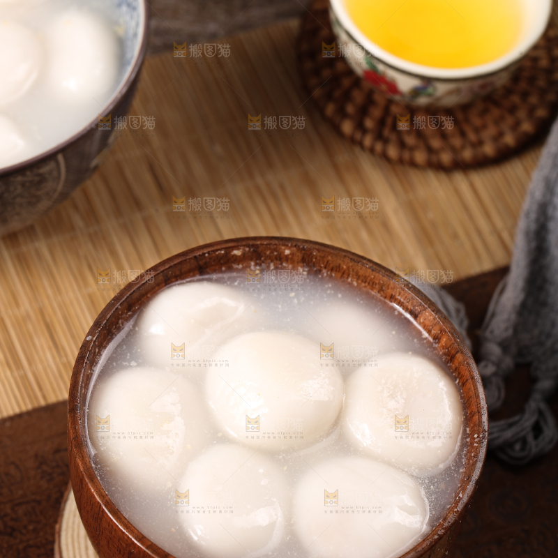 汤碗里放着汤圆