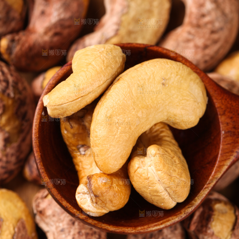 勺子里剥皮的腰果