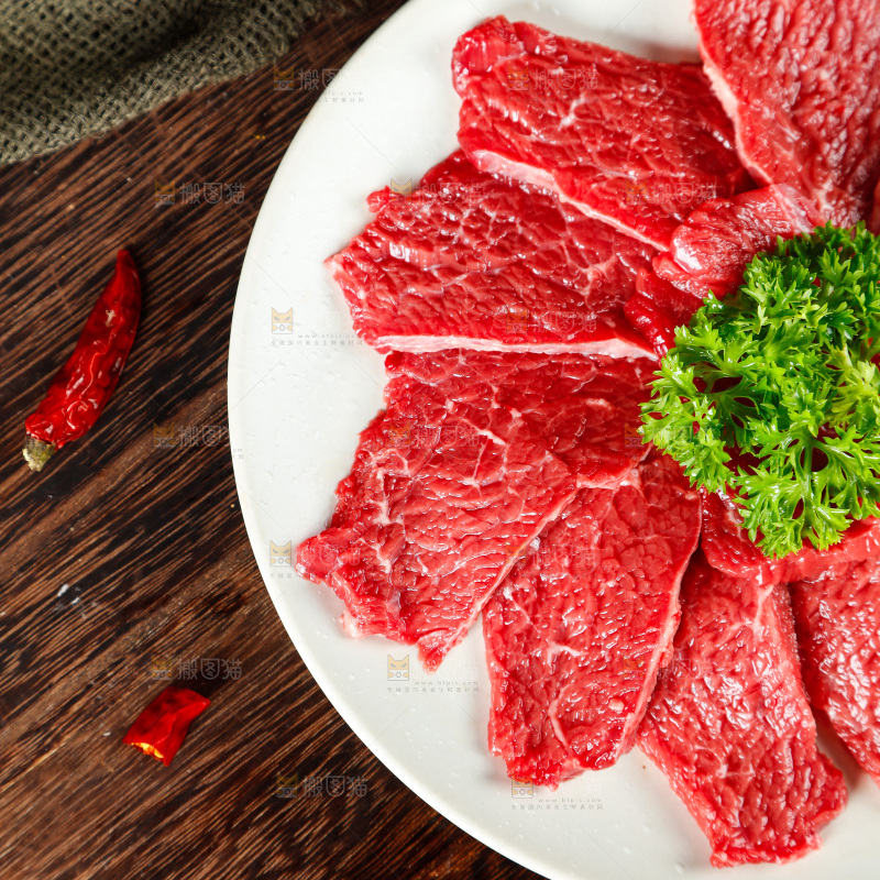 木底上放着一盘鲜牛肉