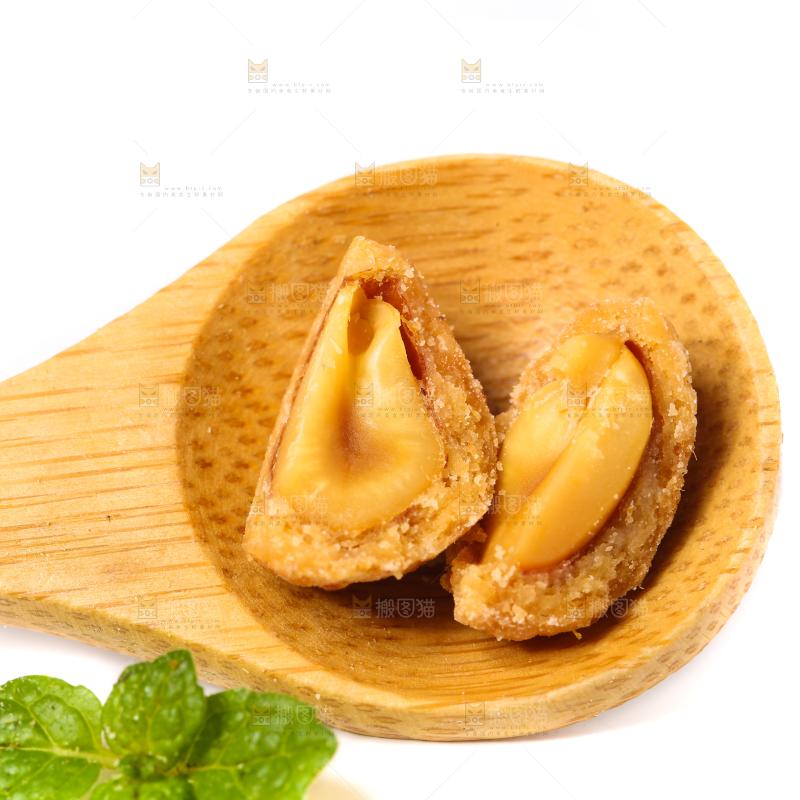 勺子上放着多味花生
