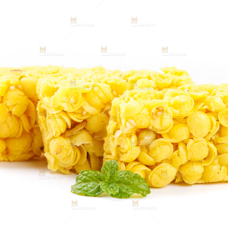 白底上放着玉米酥