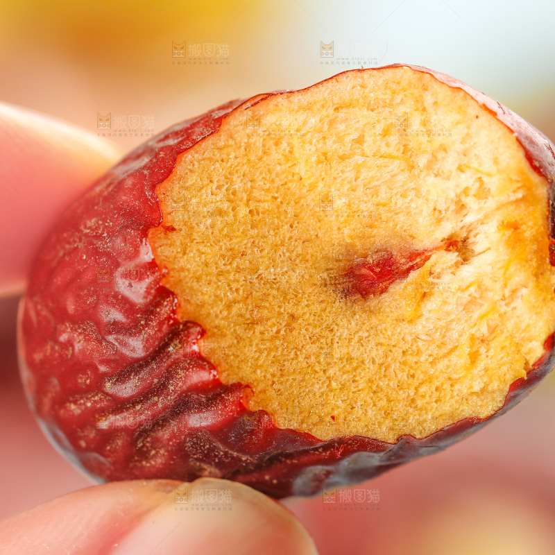 手拿吊干枣