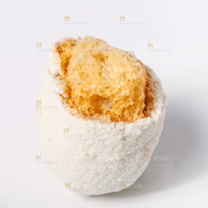 白底上摆放着雪枣