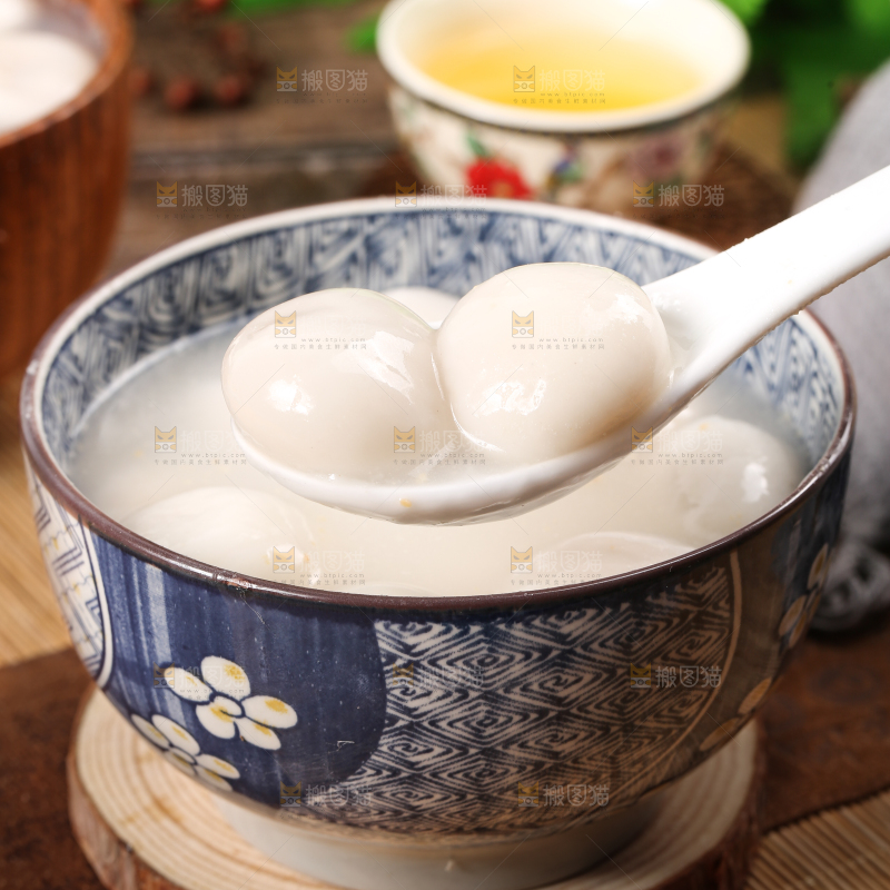 汤碗里放着汤圆