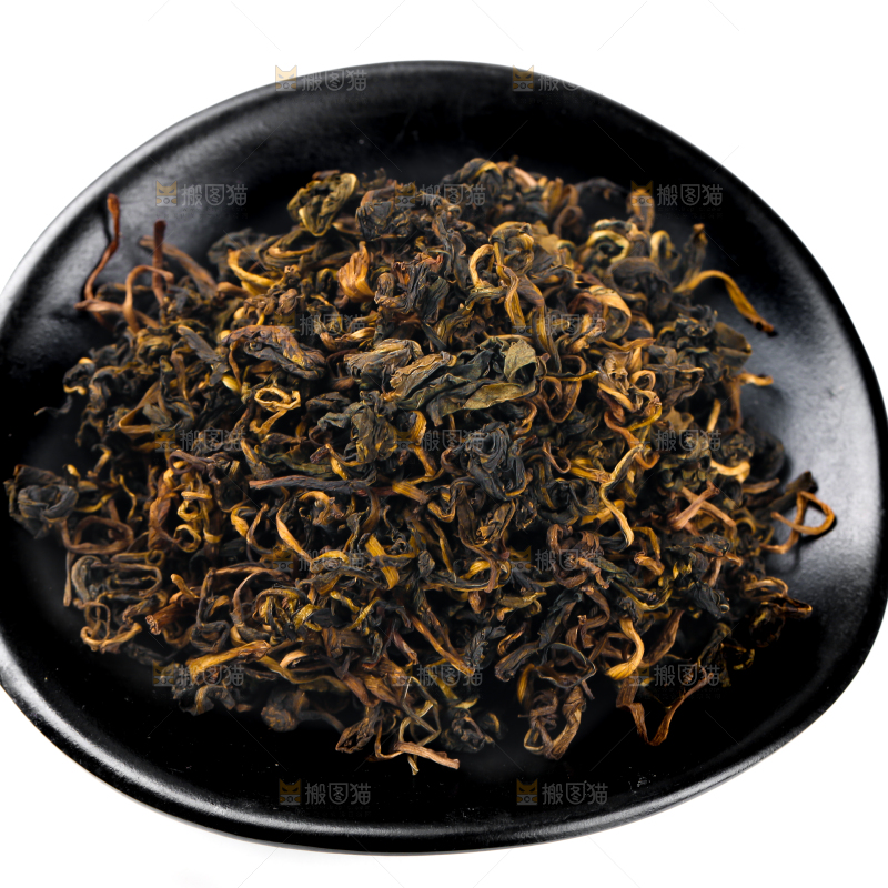 盘子里放着蒲公英茶