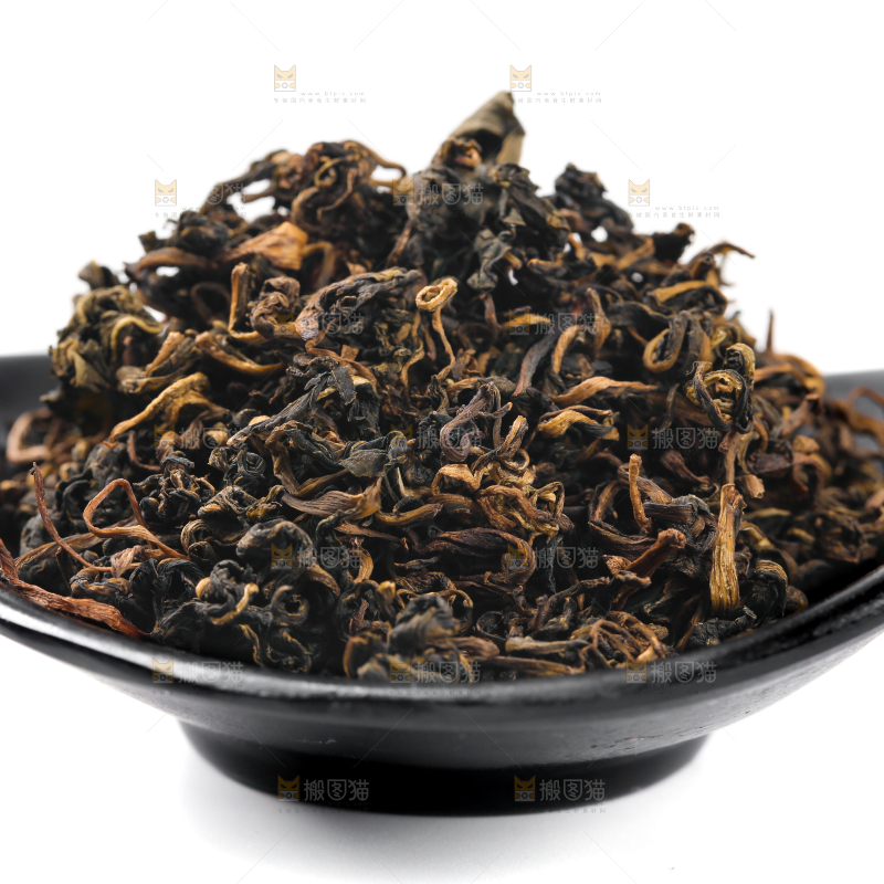 盘子里放着蒲公英茶