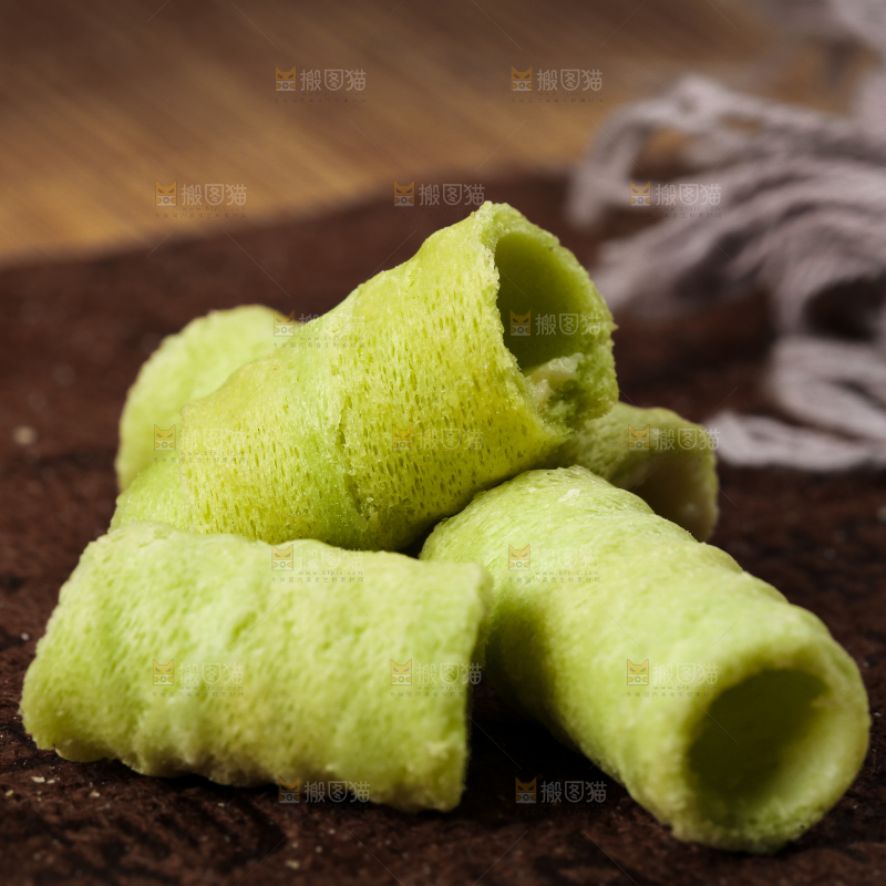 木底上摆放着抹茶卷