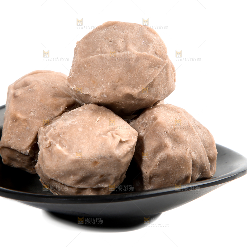 白底上放着一盘手工牛肉丸