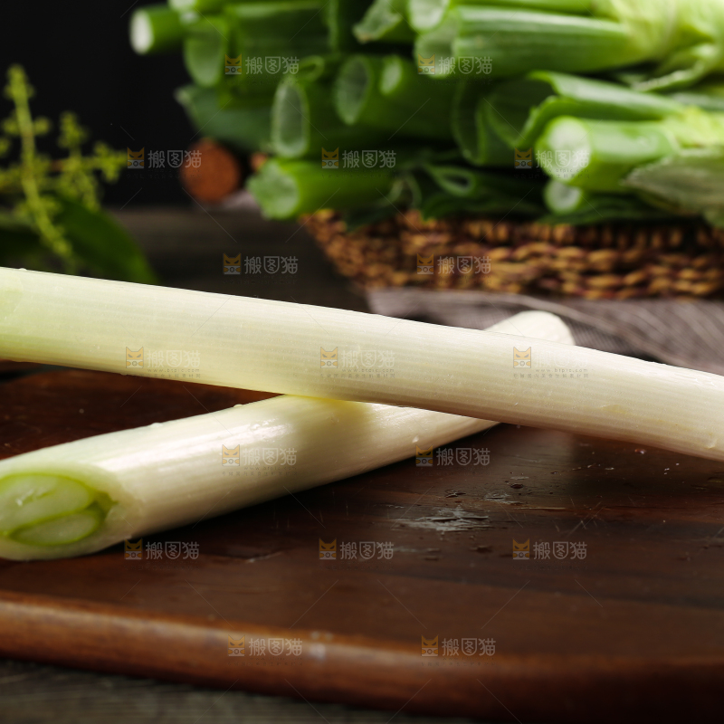 木底上放着甜葱
