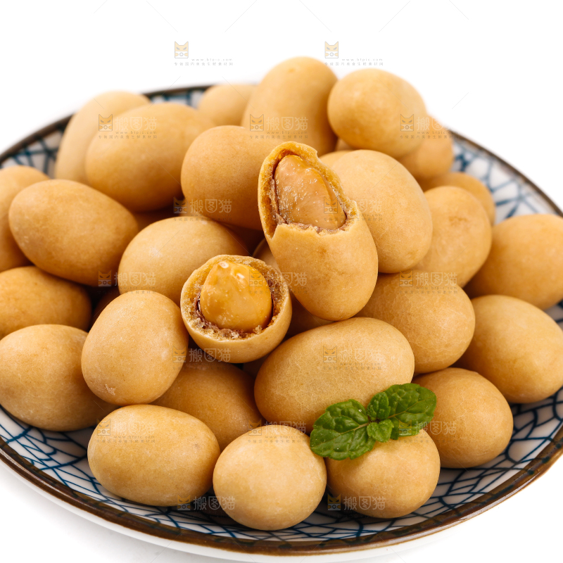 碟子里装着鱼皮花生