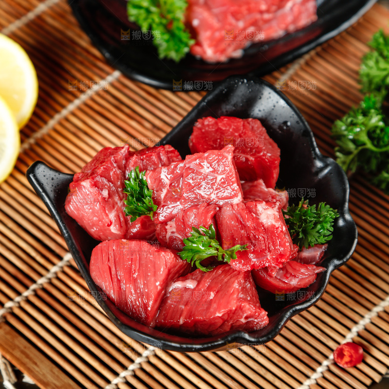木底上放着一盘牛肉