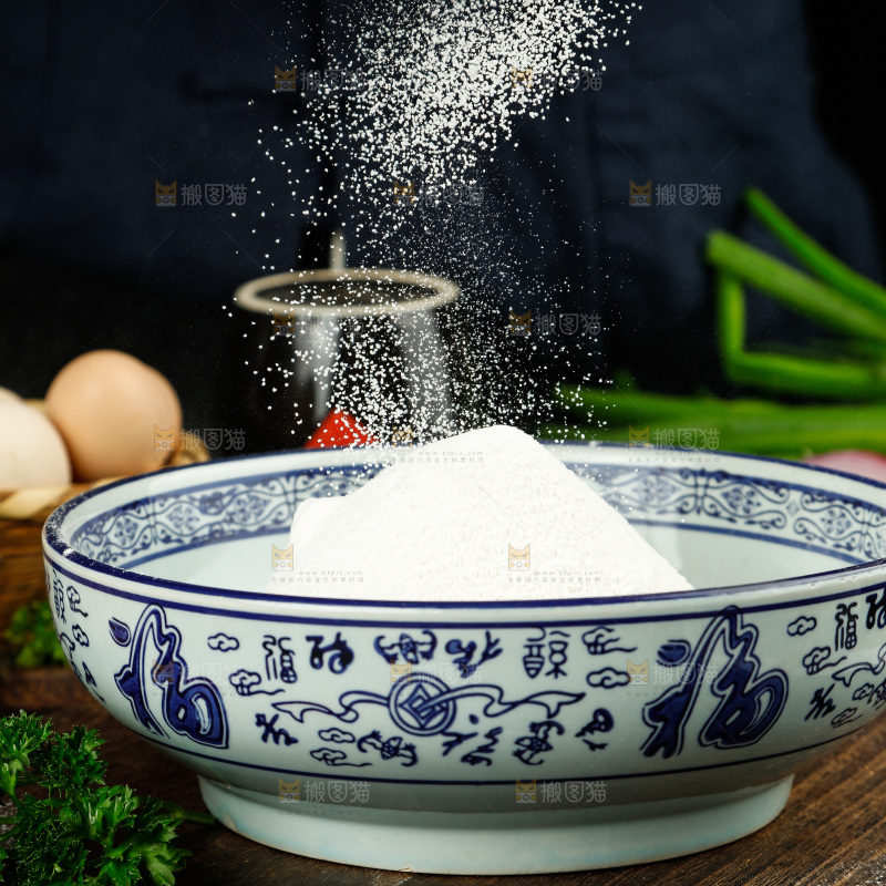 木底上放着一碗面粉