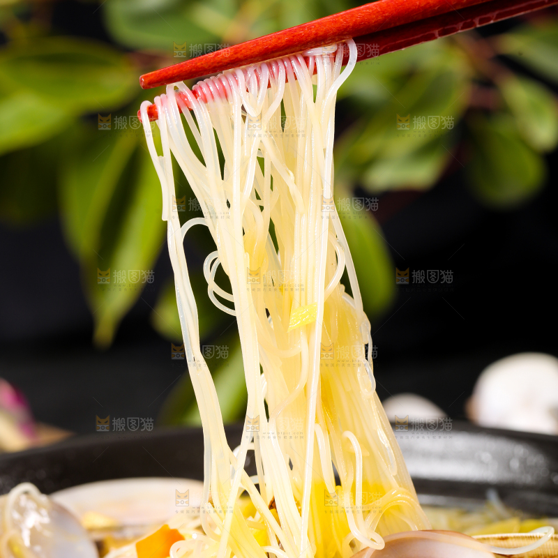 深底上放着一碗花甲粉