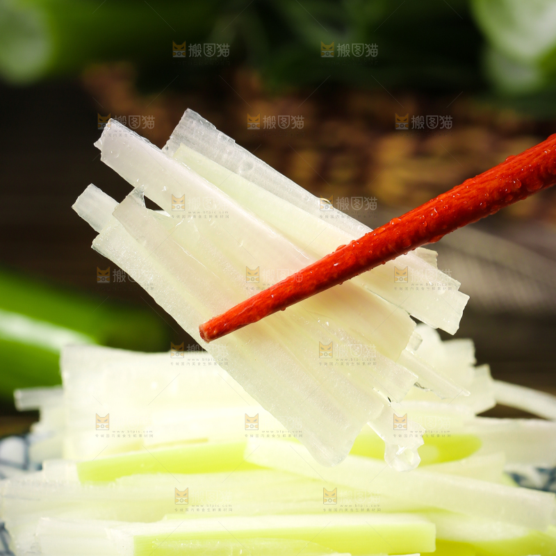 筷子夹着大葱丝