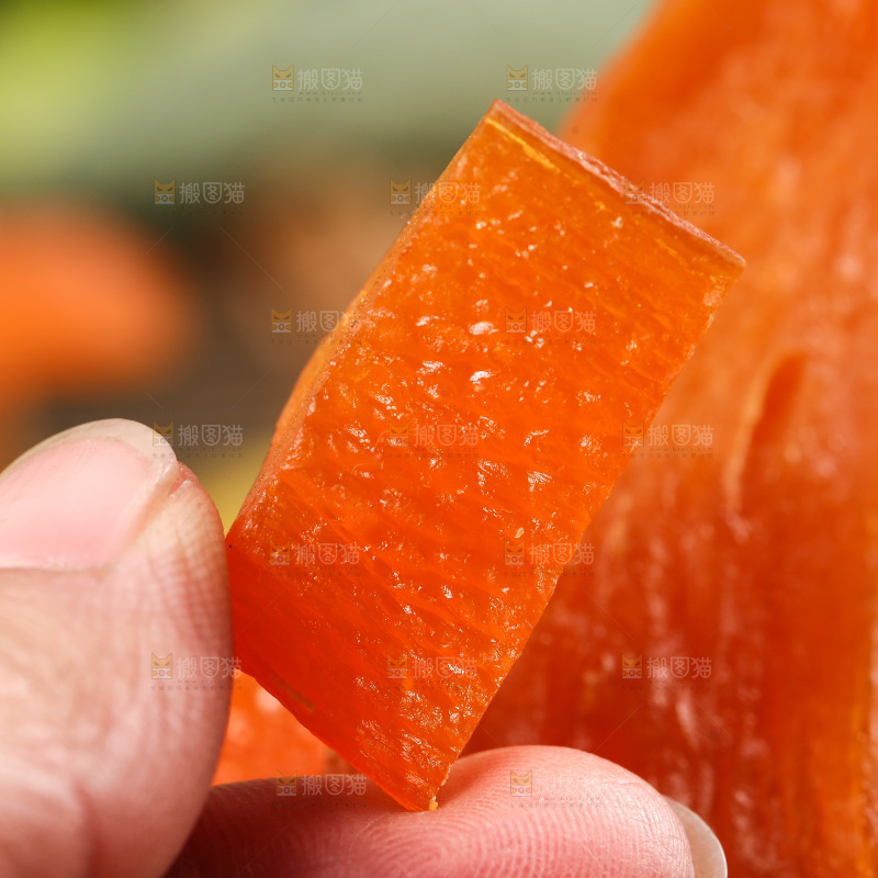 手拿红薯干