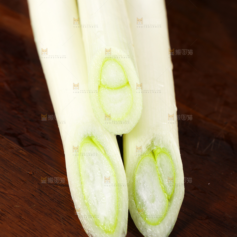 木底上放着甜葱