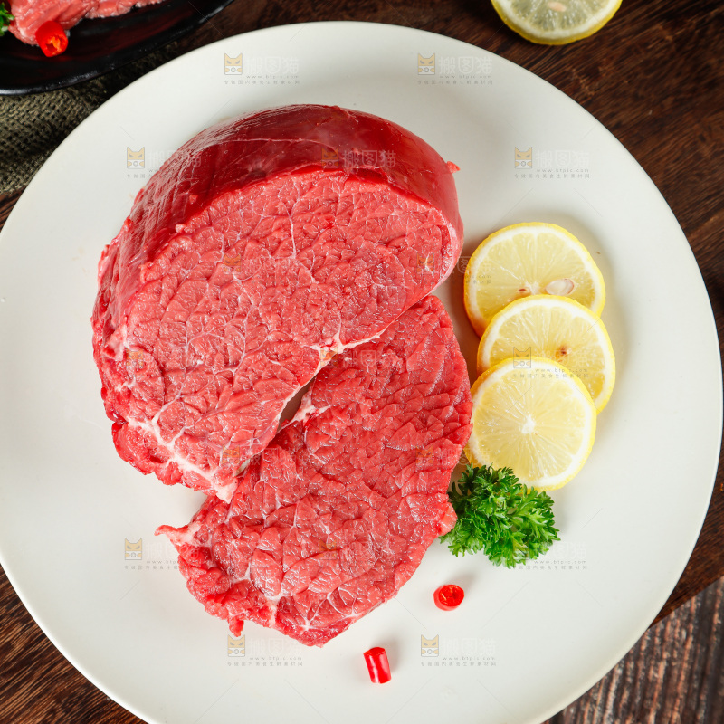 木底上放着一盘鲜牛肉