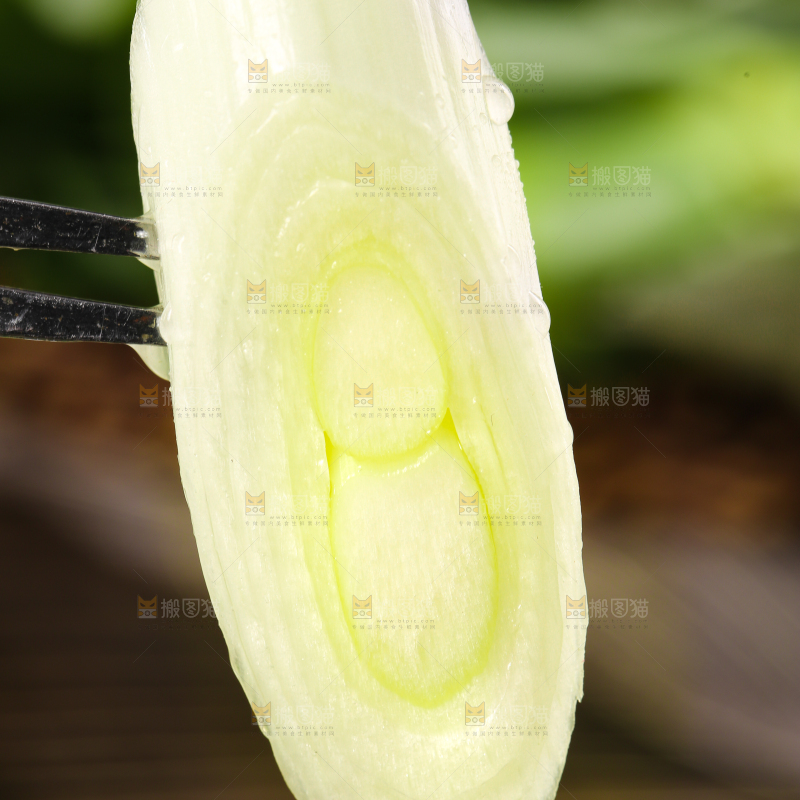 叉子叉着一片大葱圈