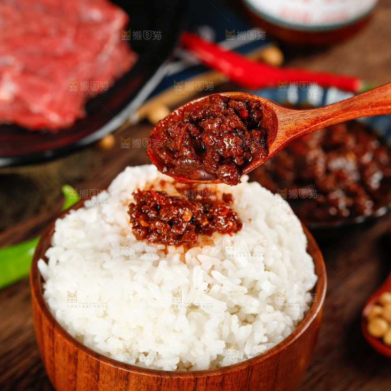 勺子里的牛肉酱