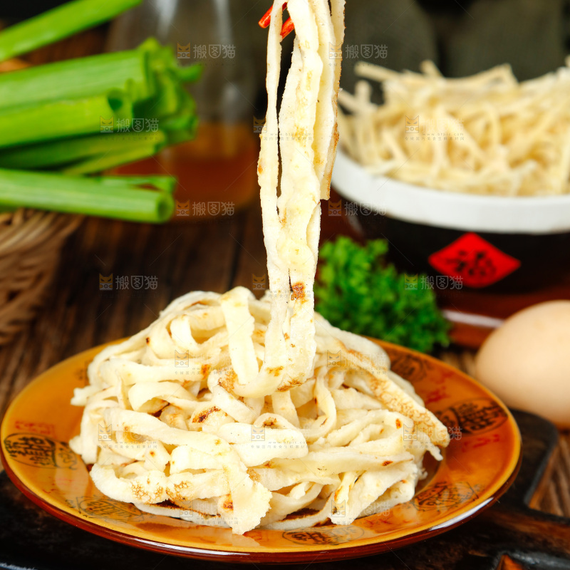 筷子夹着煎饼丝