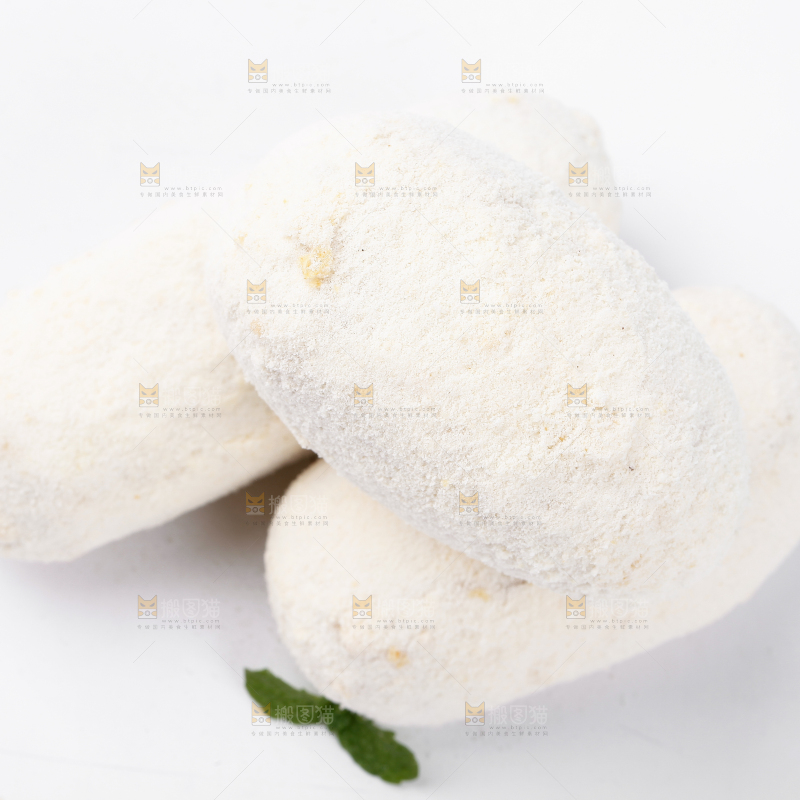 白底上摆放着雪枣
