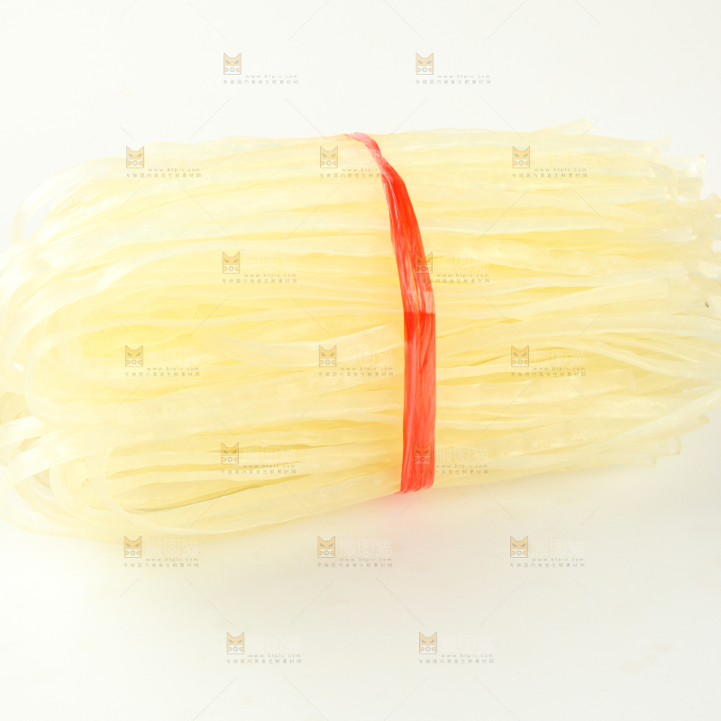 白底上的干河粉