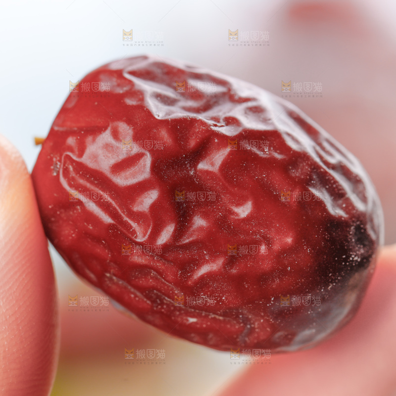 手拿吊干枣