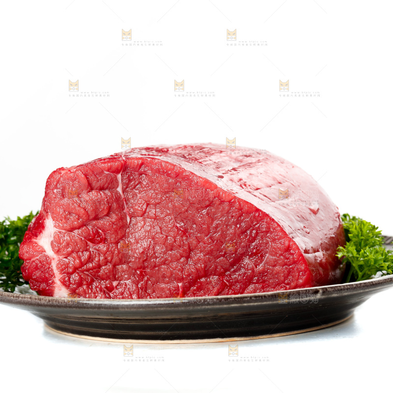 白底上放着一盘鲜牛肉
