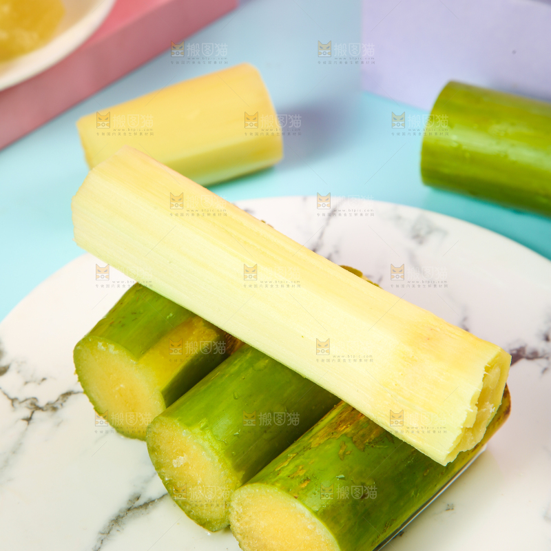 盘子里放着削皮的陶山青皮甘蔗